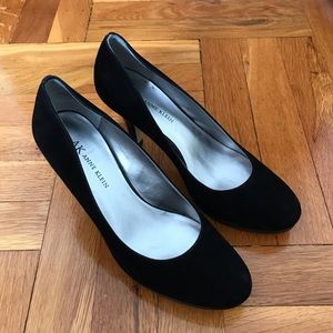 LIKE NEW Anne Klein Black 3” Pump Size 7